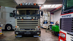 20251019-Tom-Holding-00460